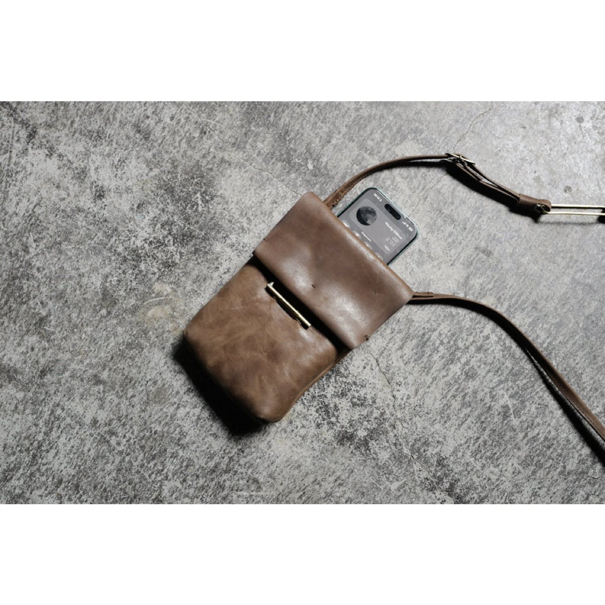 acru_shop's tweet photo. Acru &amp; touneによるミニマムショルダーバッグkagoに新しいカラー「胡桃（ブラウン）」が仲間入りしました。
ちいさいながら3つの収納が便利な道具です。
ひとつひとつ創作した真鍮パーツは遊びこごろがありながらも、日々寄り添うシンプルなデザインです。

https://t.co/ifiIEVbQwl https://t.co/QqCpP6sjoq