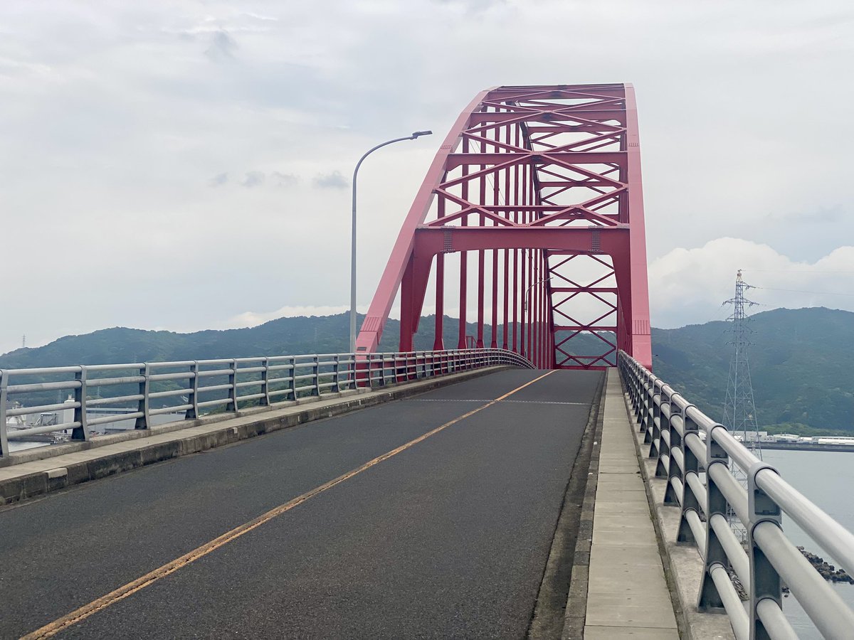 joggingsoul's tweet image. 本日笠戸島LSD
仕事終わったついでに、久々に長い距離走れましたー！
ここ、トレラン大会が2月に開催されます。評判いいと聞いてますが、やはりロード走っててもそれがわかります。
山と、海とのコラボレーション、程よい高低差、自然も感じれて癒されました🫡

＃笠戸島
＃LSD
＃ゲルニンバス27