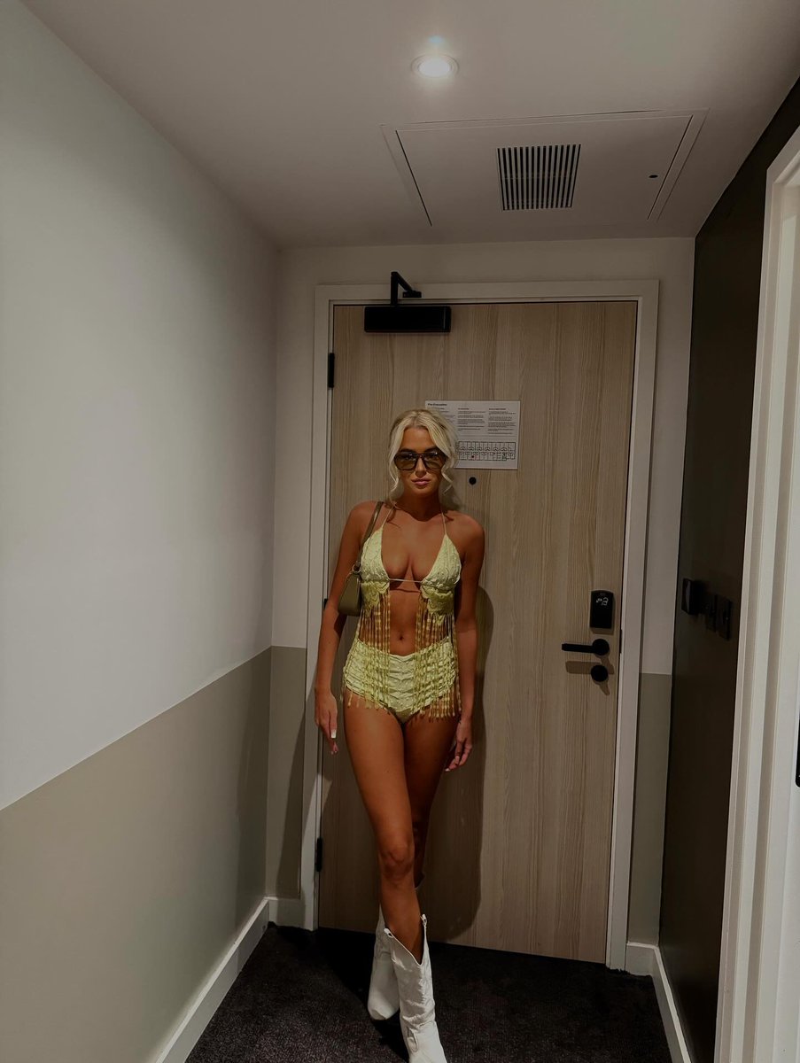 socialstunnerzz's tweet image. Which Outfit you Picking on Hope
#Blonde #Hot #Pretty #Boots #Heels #Feet #Stunner