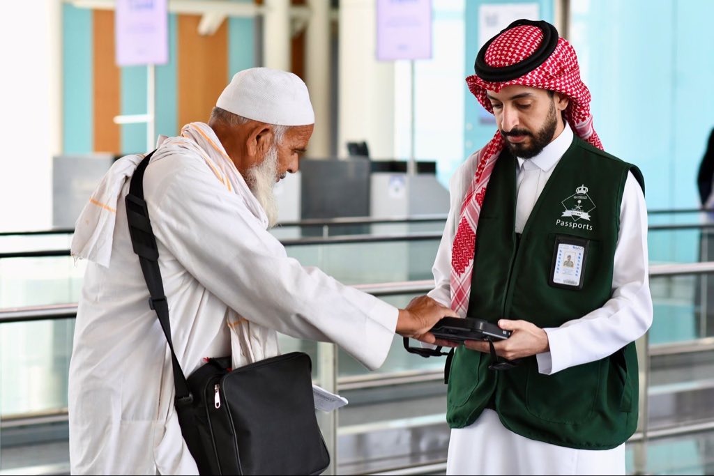 SaudiNewsFR's tweet photo. 🇸🇦 🛬 🛂 | Le bureau de contrôle des passeports de l'aéroport international "Prince Mohammed Bin Abdulaziz" d'Al #Madinah a activé un « comptoir mobile » pour faciliter l'accomplissement des formalités pour les pèlerins arrivant pour accomplir le #Hajj 1447-2026, améliorant ainsi le flux de service en soutenant les personnes âgées et les personnes handicapées lors de l'accomplissement de leurs formalités.