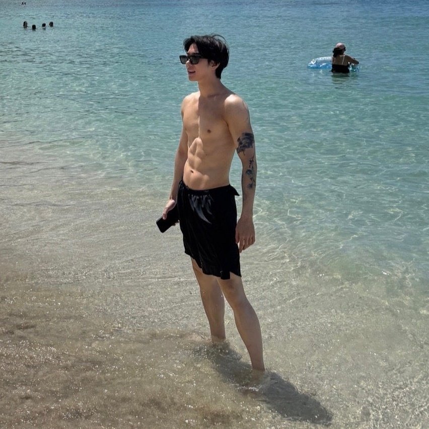 jongwoo pics tweet media