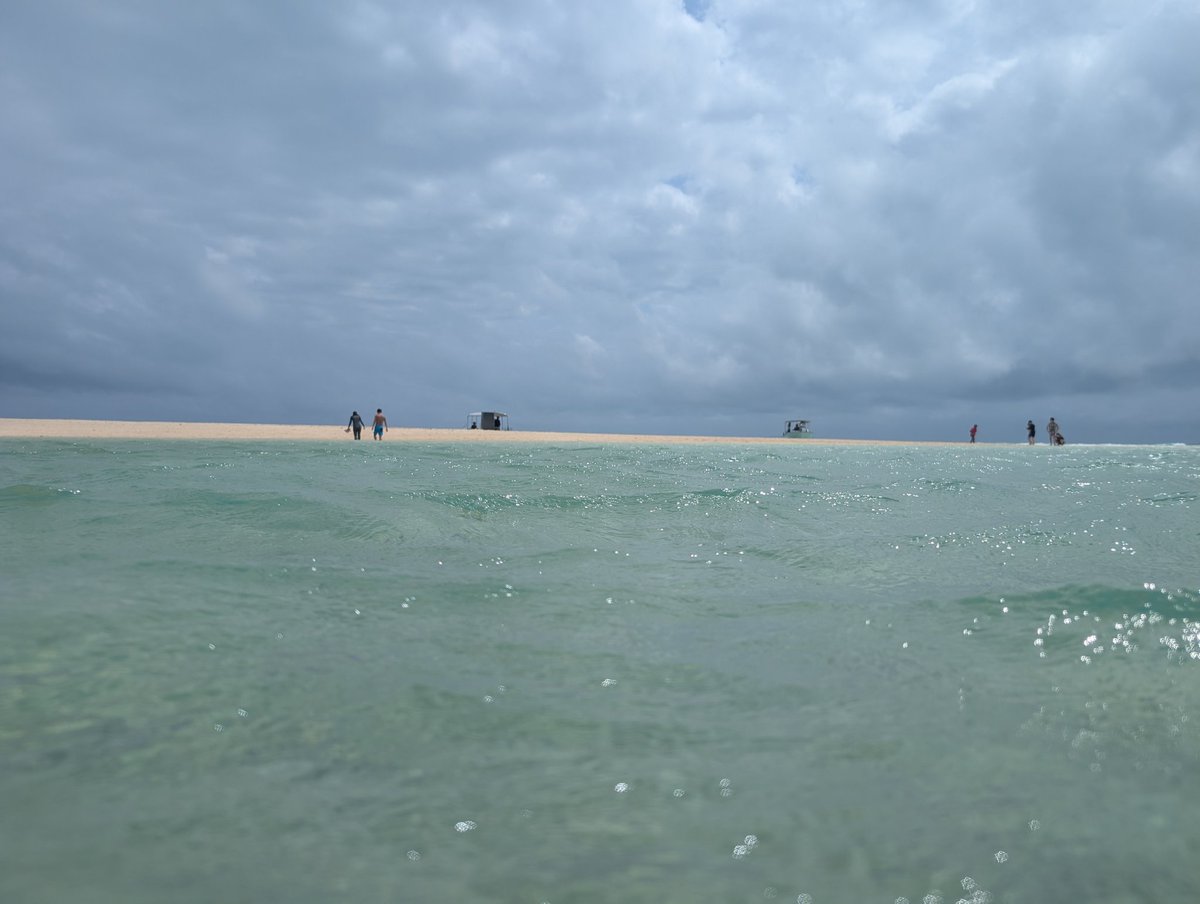 hdak1103's tweet photo. GW DAY4
天気は雨の予報
干潮時にしか現れない幻の島と亀と泳ぐスノーケルツアーに参加して来ました。 https://t.co/KUYFmPSMwK