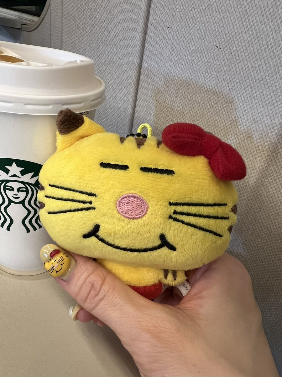 iroihcoti's tweet photo. ねこますを二代目でゲットして
今回初めてのお出かけでした
迷子になって帰ってこなくなりました😢
(落としてどっかいった)
短い命でした😢😢

ライブは最高に楽しかったです♡♡ https://t.co/gJXmsWuuGJ