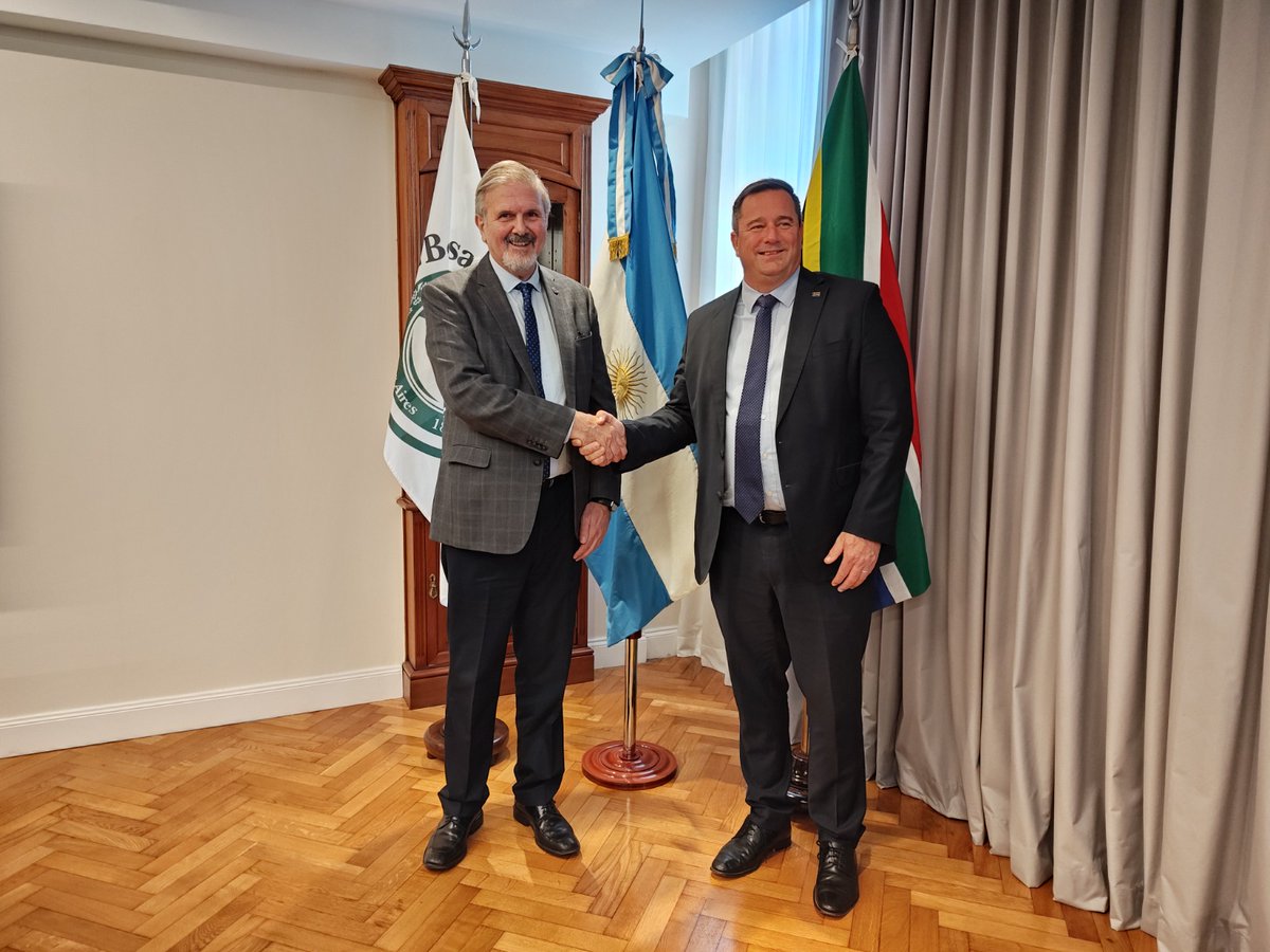 Bolsadecereales's tweet image. Recibimos en la Bolsa al Ministro de Agricultura de Sudáfrica, @jsteenhuisen , junto a una delegación de su ministerio y empresarios agroindustriales sudafricanos. @DOAgov_ZA 

Junto a @agriculturaar, @IPCVA, #CEPA, @aapresid, #CAFMA, @CamaraAceites @exportcereales y la