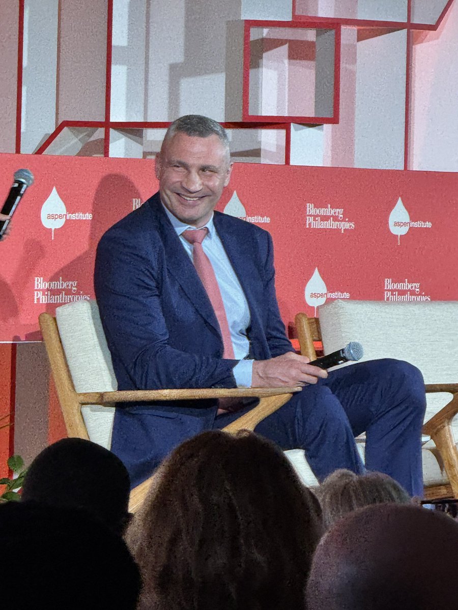 DanielitoNMex's tweet image. Honored to have heard #VitaliKlitschko former Heavyweight Champ, current Mayor of Kyiv, Ukraine speak at @BloombergDotOrg @AspenInstitute #CityLab #Madrid in Madrid, Spain. 

Humble man.  BIG man.  🇺🇦🇺🇦