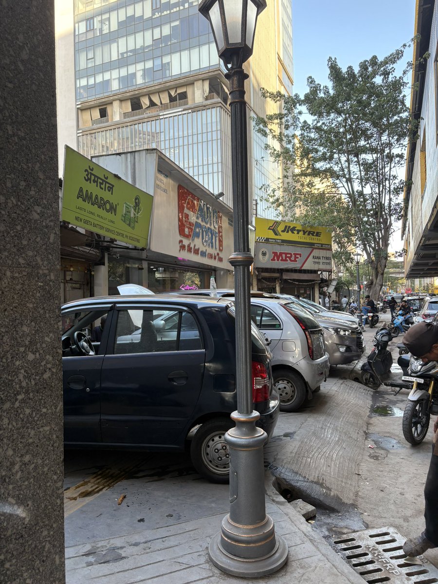 capt_hinsight's tweet photo. @MTPHereToHelp @CPMumbaiPolice @MumbaiPolice 
This newly built pavement under the Shivaji Chowk metro station in Chembur is occupied by parked cars 24x7.
Utter waste of taxpayer money and dangerous for pedestrians.
Request to keep clear. https://t.co/oimmupQeQk