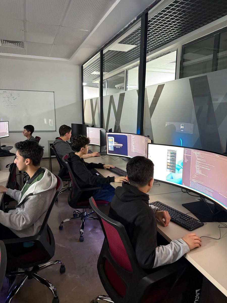 urfavisionlab's tweet photo. Mobil uygulama dersinde üretim başladı! 🚀📱
Kursiyerlerimiz kendi uygulamalarını geliştirerek fikirlerini hayata geçiriyor. Kodlamanın yanı sıra tasarım ve problem çözme becerilerini de geliştiriyorlar.
#MobilUygulama #YazılımEğitimi #Kodlama
@sanliurfabld https://t.co/M4WE44I7w4