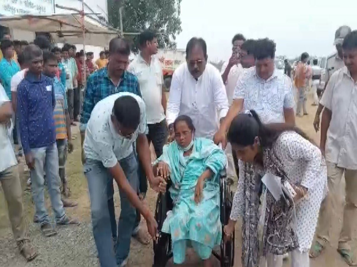 ani_digital's tweet photo. After claims of being attacked, TMC MP Mitali Baig reaches poll booth on wheelchair; says "BJP has reached end stage"
Read @ANI Story | https://t.co/VkBlk1RzVl
#TMCMP #MitaliBaig #BJP #PollBooth https://t.co/t7OyefIASu