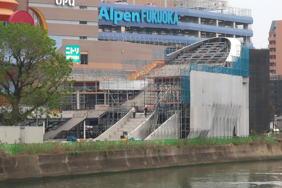 take_all_a's tweet photo. Park-PFI 制度で再整備中の清流公園(福岡市博多区)、2026・R8年4月の状況を春吉橋から撮影。ユニークな建築の形状がかなり見えてきた。設計:梓設計、建築デザイン:クラウズ・アオ(アメリカ)。
#梓設計 #CloudsAO https://t.co/i4xF94zuOO