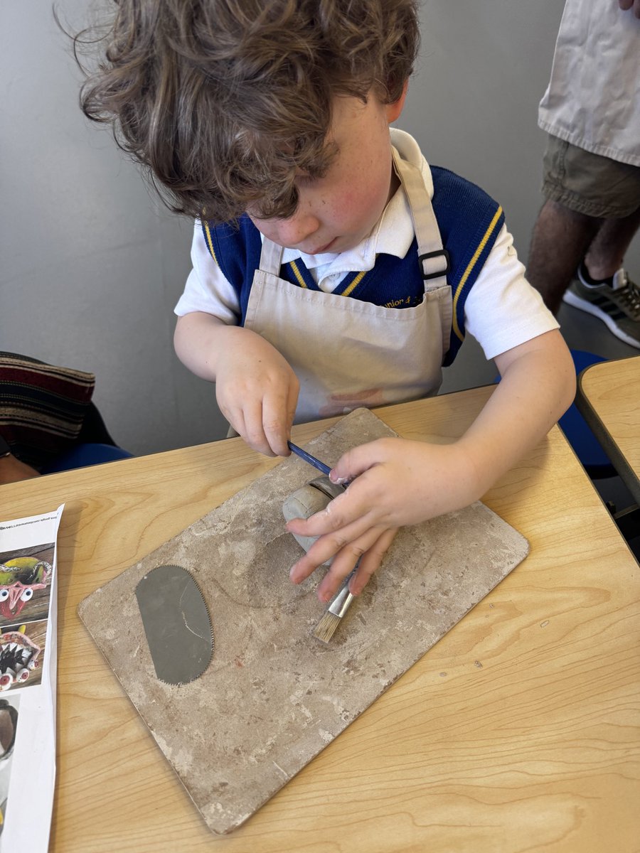 carltonj_i's tweet image. EY and KS1 have started their pottery session with @jasmine_studios. Thank you to Miss Hewitt for organising such an interesting afternoon #ExpressiveArts #extracurricular #pottery