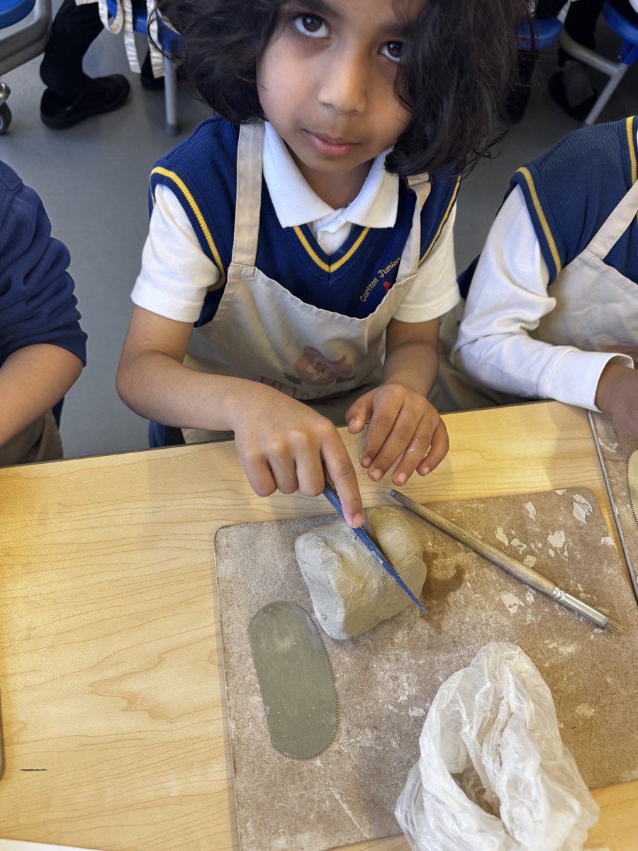 carltonj_i's tweet image. EY and KS1 have started their pottery session with @jasmine_studios. Thank you to Miss Hewitt for organising such an interesting afternoon #ExpressiveArts #extracurricular #pottery