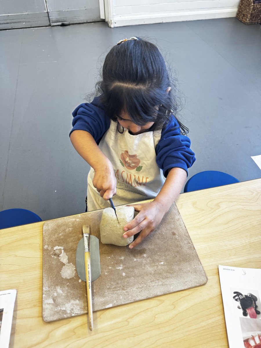 carltonj_i's tweet image. EY and KS1 have started their pottery session with @jasmine_studios. Thank you to Miss Hewitt for organising such an interesting afternoon #ExpressiveArts #extracurricular #pottery