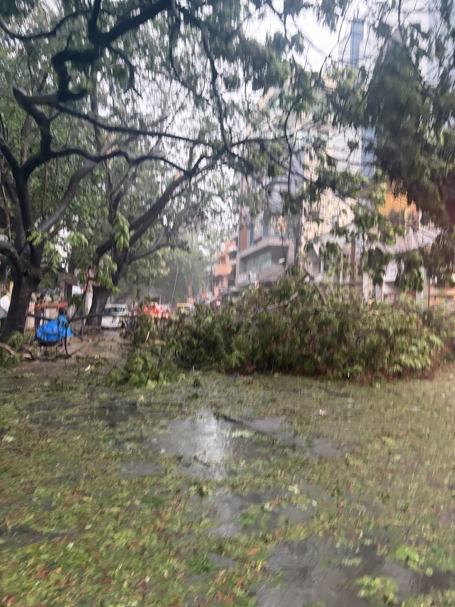 _india_new_'s tweet image. Heavy rain
Near seventh day Adventist hospital Saunders road Fraser town 

#bangalore #bengaluru #rain #modi  @pulikeshinagrps