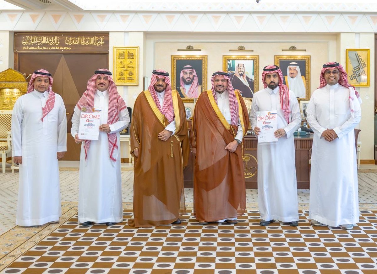 EmarahAlQassim's tweet photo. أشاد سموه بجهود الكفاءات الوطنية، مثمنًا مشاركة الموظفين سند العنزي ونايف العنزي، وما قدموه من نماذج ابتكارية تعكس مستوى التميز في القطاع الصحي..

سمو #أمير_منطقة_القصيم :
كل ما يتحقق من إنجازات علمية لأبنائنا المتميزين يأتي بفضل الله تعالى، ثم دعم قيادتنا الرشيدة لتحقيق طموح الشباب المتميزين، وتحقيق مستهدفات رؤية السعودية 2030، ومنافسة الدول الأخرى في جميع المجالات التقنية والعلمية.
