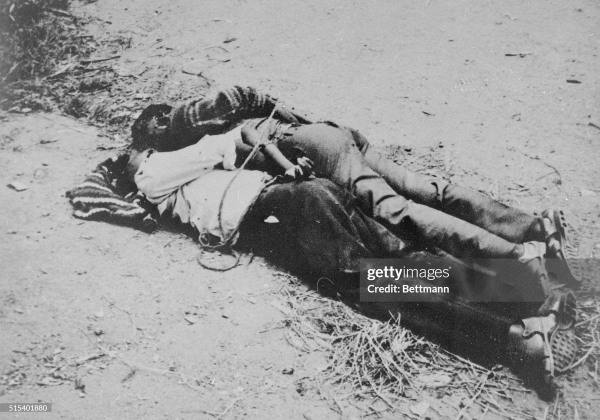 Dans les collines calmes,
leurs noms sont encore là.
Le vent raconte doucement
ce qui s’est passé.

Ils étaient des personnes,
avec des rêves et des vies.
Ils sont partis trop tôt,
dans la douleur.

Mais dans nos cœurs,
ils vivent encore.
On ne va pas oublier,
on va se souvenir