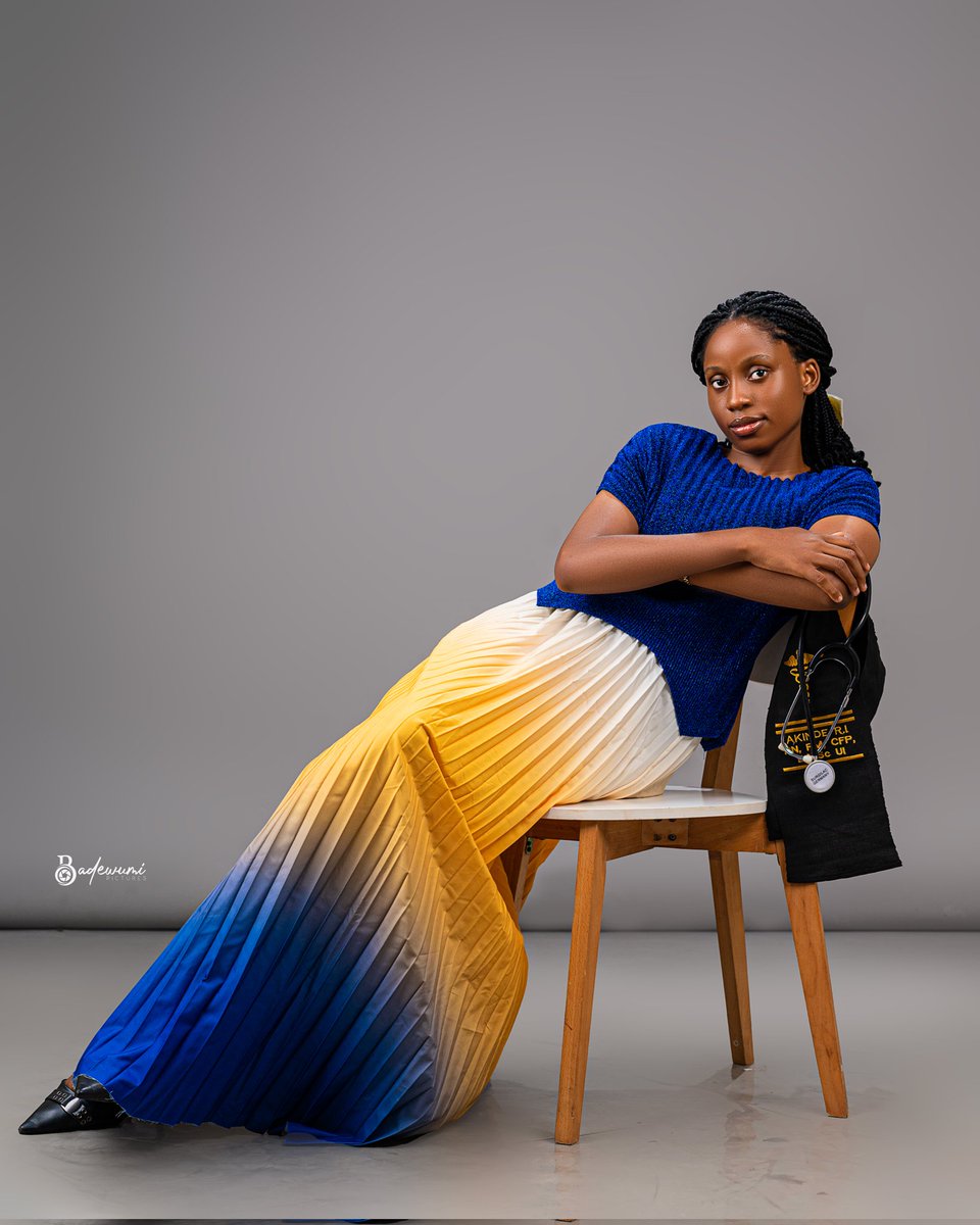 AudacityCoach's tweet photo. Today's my Friend's Induction/Oath Ceremony amd I decided to explore her pictures for a creative Poster.

Check the first two pictures ✅

Nurses are beautiful 🤩 

Congratulations, RN AKINDE.

↕️↪️DM me for your induction posters🥹 https://t.co/7bin43IC3p