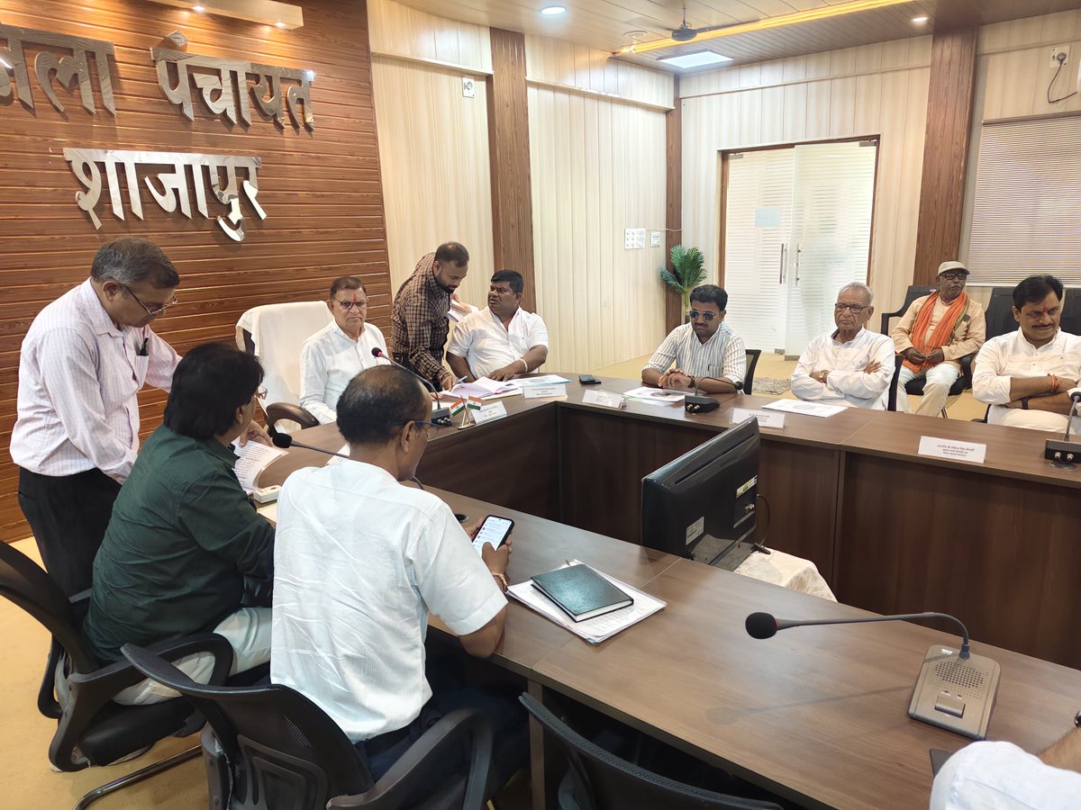 LokendraSolan's tweet photo. आज #शाजापुर #जिला_पंचायत कार्यालय में #जल_गंगा_संवर्धन_अभियान की समीक्षा को लेकर आयोजित सामान्य सभा की बैठक में शामिल हुआ! https://t.co/tuklkJx16Q