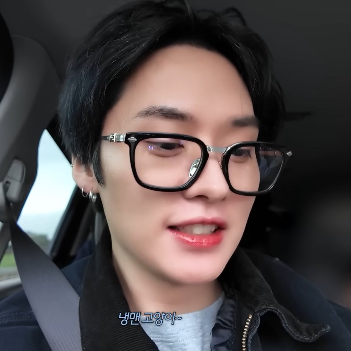 아니 진짜 남정네 4명?이 간 여행에 혼자 꼬물꼬물 틴트 챙겨가지고 음식 먹고 나면 예뻐보이겟다고 열심히 바르고 나오는 게 존나 귀엽다고 ㅜㅜ

안 바름                                       🌸바름🌸