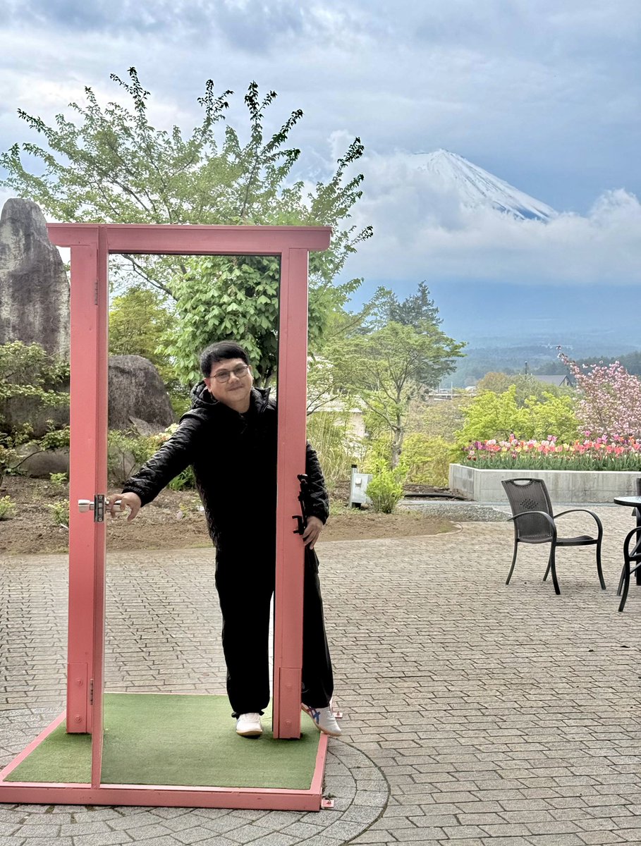 kimlu88's tweet photo. the famous doreamon door with mt. Fuji... mura napod kog nawonb ni doreamon :) https://t.co/A25DFTHBLu