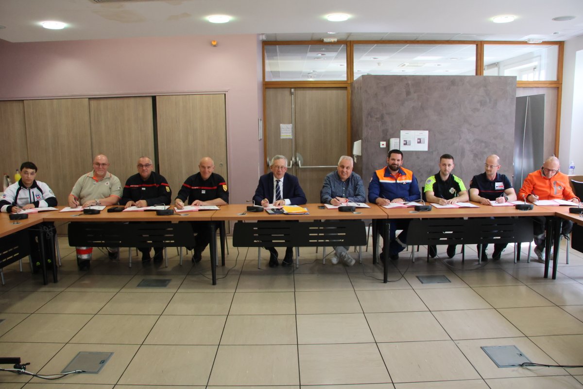 Prefet54's tweet photo. ✍️ Signature de convention : ensemble, renforcer la réponse aux urgences
 
Lundi, Yves SÉGUY, préfet de Meurthe-et-Moselle, a signé avec l'ensemble des acteurs de la chaîne de secours en Meurthe-et-Moselle (pompiers, SAMU et associations agréées de sécurité civile) une convention relative à la participation aux opérations de secours.
 
🎯 Objectif : améliorer la coordination, clarifier les rôles de chacun et garantir une mobilisation rapide et efficace lors d'événements de grande ampleur ou de situations exceptionnelles. Cette convention s'inscrit dans le cadre du plan ORSEC – Soutien des populations et formalise un partenariat opérationnel indispensable à la protection des habitants du département.
 
💙 Un grand merci aux bénévoles et équipes des associations signataires, dont l'engagement est un pilier essentiel de notre dispositif de secours.