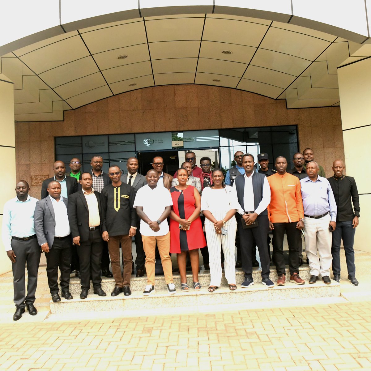 RwandaSouth's tweet photo. Nonaha; ku biro by’Intara habereye inama yahuje ubuyobozi bw’Intara n’inzego zatowe za @PSF_Rwanda kuva ku Karere kugeza ku Ntara. Iyi nama yaganiriye  ku ishoramari rihuriweho, uburyo bwo kubyaza umusaruro amahirwe ari mu Turere, ndetse no kunoza imikorere n'imikoranire; https://t.co/qjk23yjHX2