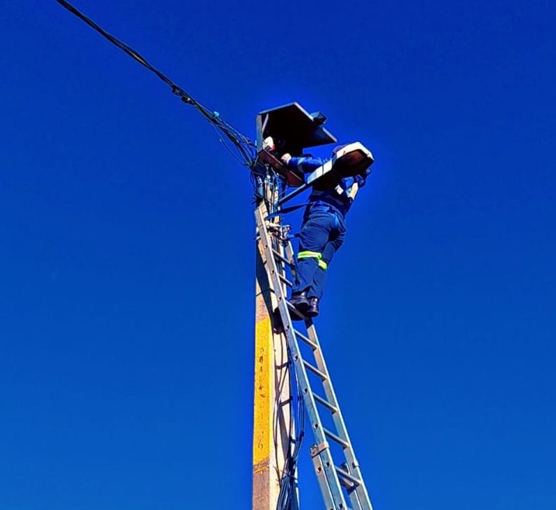 City_Ekurhuleni's tweet photo. ⚡🚫 #ElectricitySafety #OperationCleanUp
City departments comprising of EMPD and Energy Department removed illegal electricity connections at Riverside informal settlement in #PalmRidge today. The operation was led by MMC for Community Safety, Cllr Mzayifani Ngwenya. https://t.co/ohekQ7EiyH