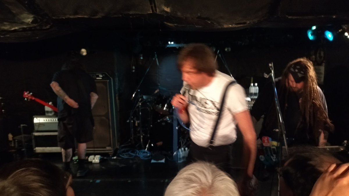 Descent_Fast's tweet photo. Napalm Death、於Earthdom終演。いまだにこのサイズの箱でやってくれるのは神。この距離で見れて良かった。

やはり1st〜3rdの曲は盛り上がる。ギター弾きとしてはJohn Cookeの足元チェックも欠かせない。 https://t.co/sJ1g46Yufn