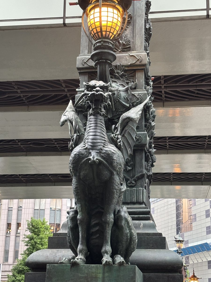 haltomy0647's tweet photo. 東京出張の合間をみて日本橋麒麟像🦒
東野圭吾さんの作品「麒麟の翼」の舞台になってた場所ですね。来れてよかった😊
夜飯は初めての銚子丸🍣
1時間半待ちはしんどかった😇 https://t.co/43F919PmJh