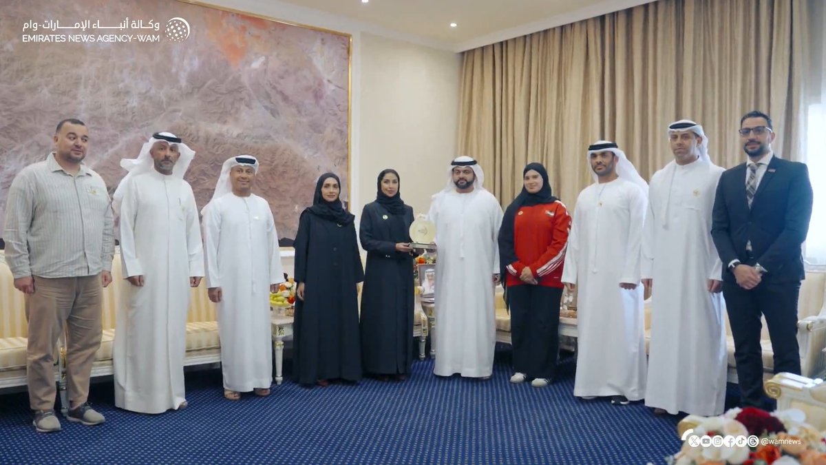 ولي عهد الفجيرة يلتقي رئيس اتحاد الإمارات للقوس والسهم، واللاعبة هدى آل علي المتأهلة إلى الألعاب الأولمبية للشباب في العاصمة السنغالية داكار، ويؤكد أهمية دعم المواهب الرياضية الشابة #وام 