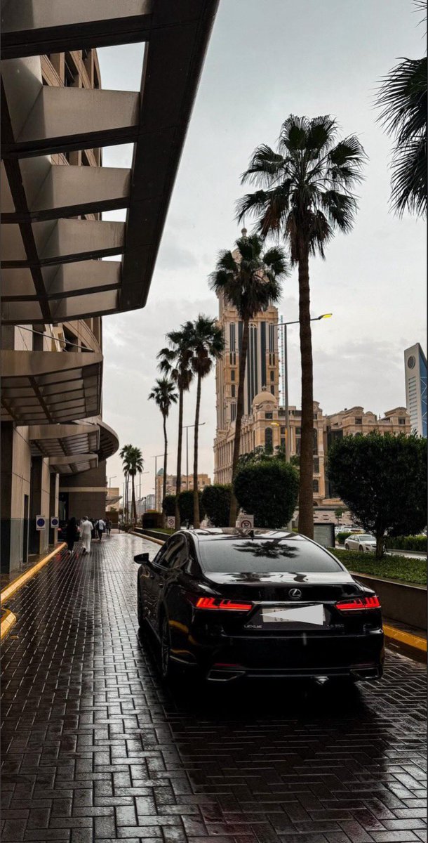 m_faid11's tweet photo. ياكثر ما يفرق حضورك عن الغير
 مثل المطر مهما هطل ، ما اكتفينا⚡️. https://t.co/LTTXn2NwsH