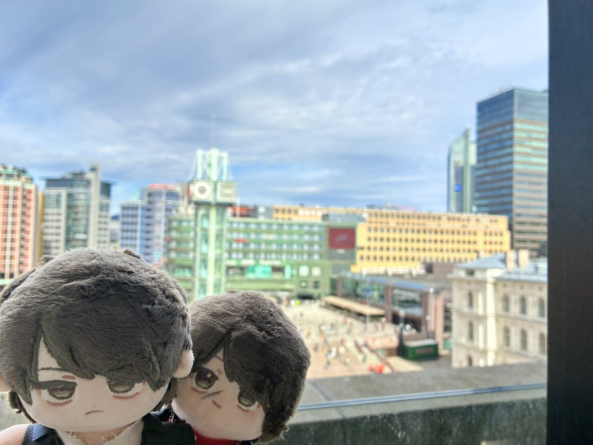 nui_hoppers's tweet photo. オスロ駅前、すんごい眺めだね！兄貴！
俺たちには…………………………眩しすぎる………………………… https://t.co/pzMqBVTXOo