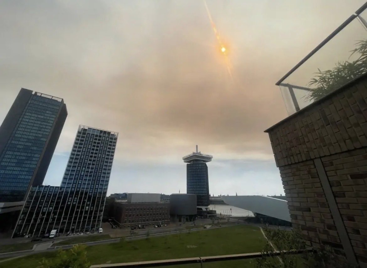 ZetelZuur's tweet image. Niet normaal die rookwolk. (!)😳 Deze foto is dus gewoon vanuit Amsterdam genomen… De enorme rookwolk bij 't Harde is tot op 100km afstand te zien én te ruiken. #tharde #Amsterdam #A28
