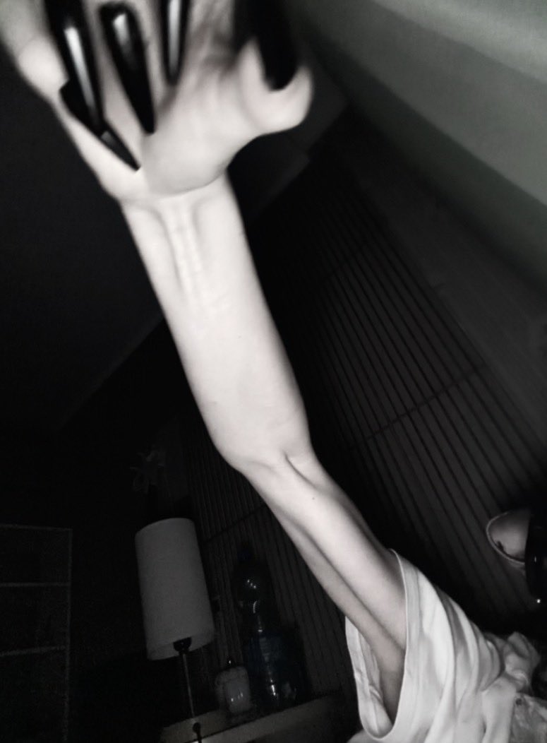 tgkanaimiar's tweet image. lazy bodychek 
#edtw #inspo #thinspo #bonespo #edtwtㅤ