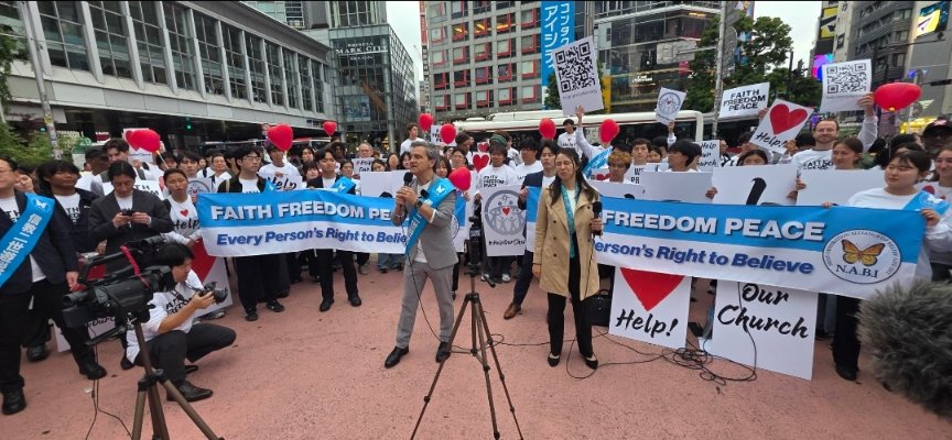 grBpVBUfEx97936's tweet photo. 日本の信教の自由を守るため、100人以上のアメリカ人が東京・渋谷に集まりました。家庭連合のメンバーに加え、さまざまな宗派の牧師も参加し、賛美と祈りを捧げながら平和を訴えました。遠くから駆けつけた彼らの行動は、日本の仲間に大きな勇気と励ましを与えました。☺️🇯🇵🦋 https://t.co/kyCyyyWo5a https://t.co/swCN13GmTU