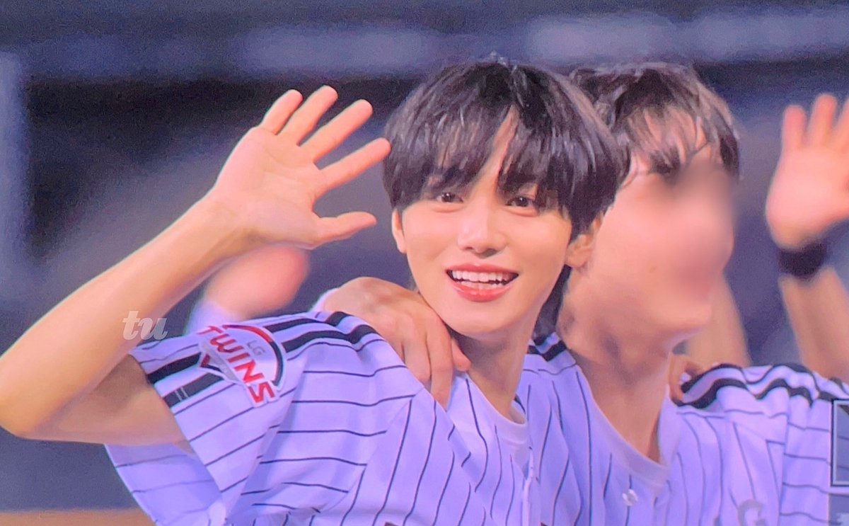 .•_• tweet media