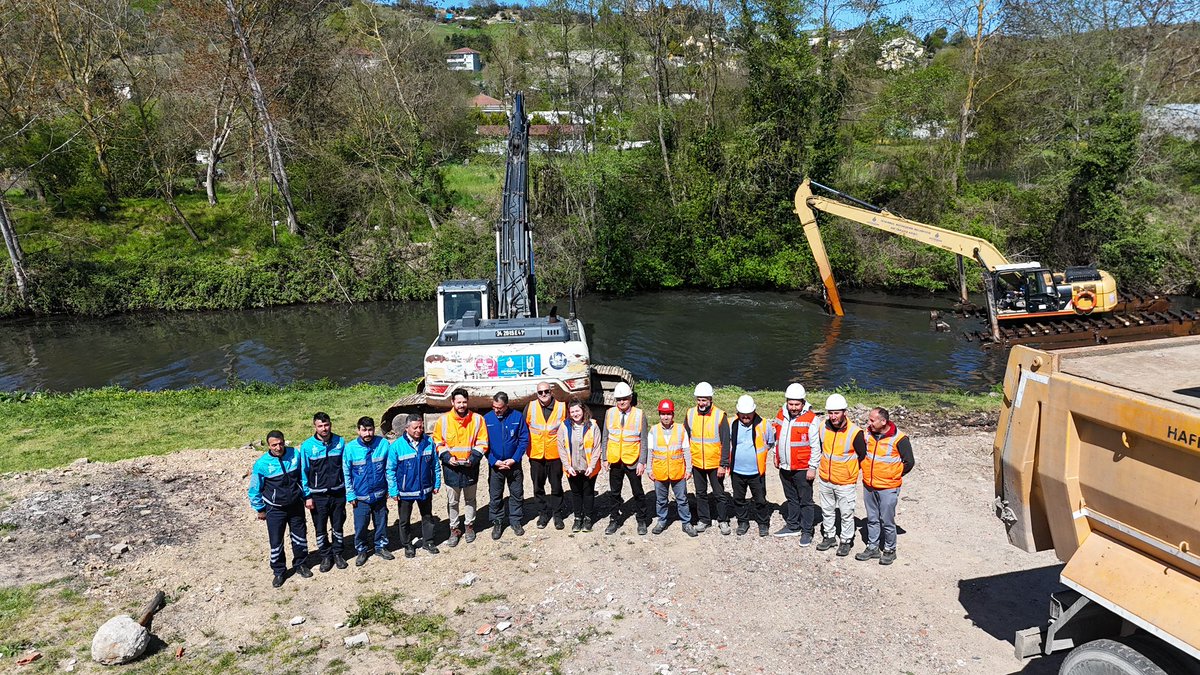 iski_kanal's tweet photo. 📍 Beykoz — Riva Deresi’nde temizlik çalışmaları başladı

İSKİ Kanalizasyon Dairesi Başkanlığı olarak, Riva Deresi’nde periyodik temizlik çalışmalarımıza başladık. Çalışmalar, uzun bomlu iş makinelerimiz ile İBB Çevre Koruma ve Kontrol Dairesi Başkanlığı’na ait amfibi (yüzer) ekskavatör ve kamyonlar eşliğinde yürütülmektedir.

Su İnşaat Dairesi Başkanımız Sayın Mustafa ÖZDEMİR çalışmaları sahada yerinde inceledi.

Batık kesimde gerçekleştirilen temizlik kapsamında dipte biriken teressubat uzaklaştırılarak nihai depolama sahalarına sevk edilmekte; bu sayede denize ulaşması engellenmekte ve sistemin hidrolik akış kapasitesi artırılmaktadır.

Güçlü altyapı, güçlü İstanbul.

#İSKİ #Beykoz #RivaDeresi #Altyapı #DereTemizliği #KamuHizmeti