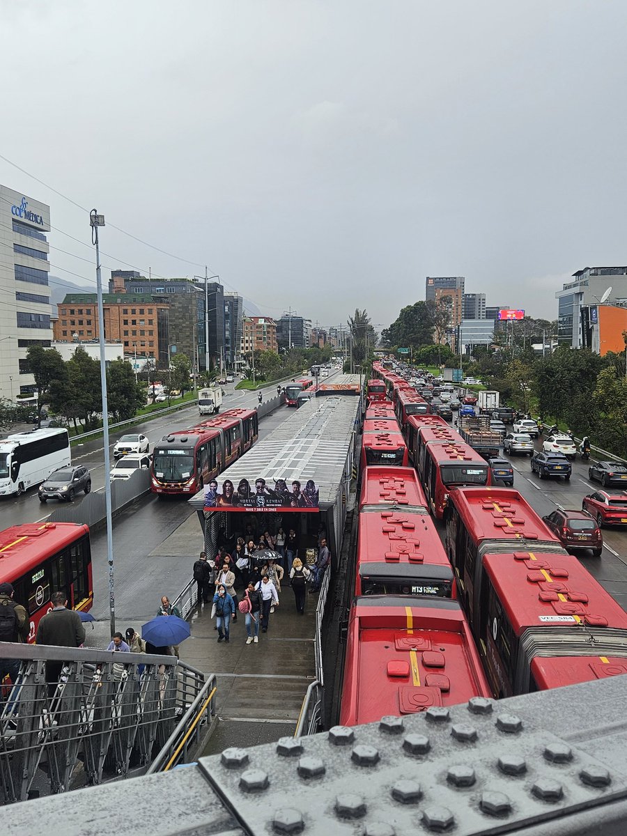 Totalmente COLAPSADO a esta hora <a href="/TransMilenio/">TransMilenio</a> en la Autopista Norte a la altura de la 127. 

Servicios retrasados y miles de personas queriendo llegar a sus destinos. 

¿Qué ocurre <a href="/SectorMovilidad/">Movilidad Bogotá</a>?