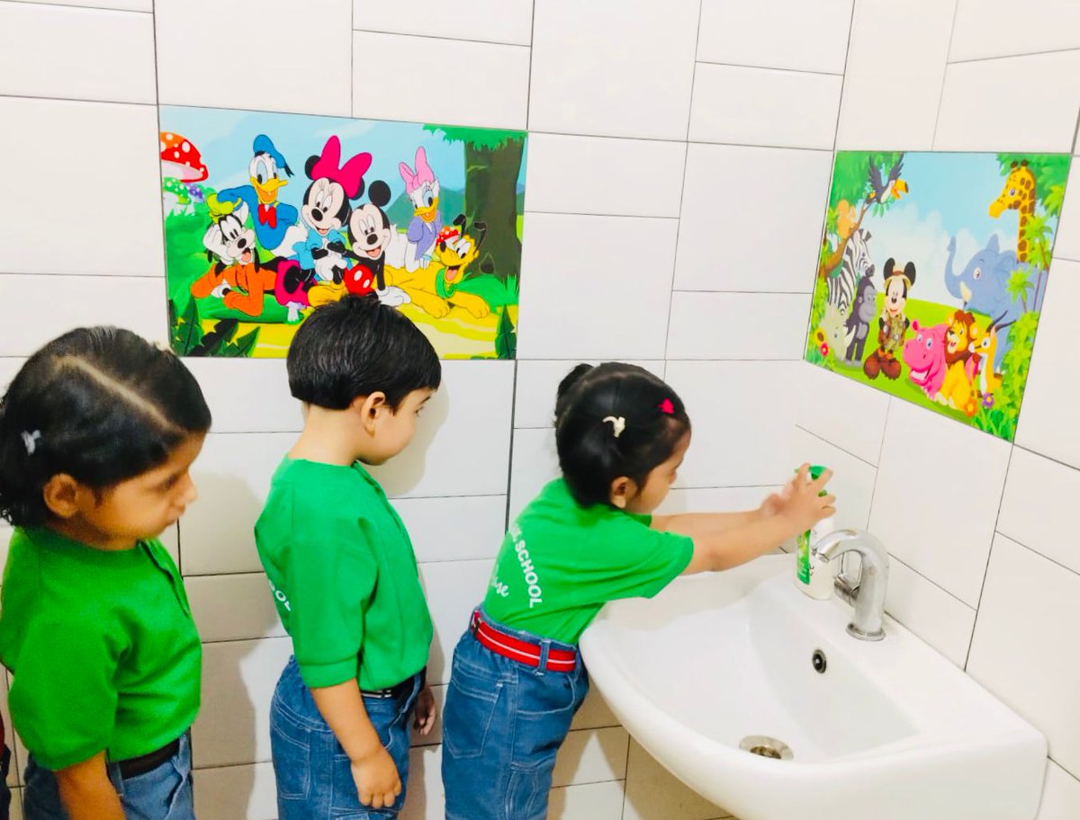 dewanschoolhpr's tweet image. 🧼✨ #Handwashing Activity | #Kindergarten ✨🧼
Nursery students at #DewanPublicSchool, Hapur learned the importance of personal £hygiene through a fun handwashing activity. Teachers demonstrated proper handwashing steps, making learning joyful and engaging. 👧🧒💦
#HealthyHabits
