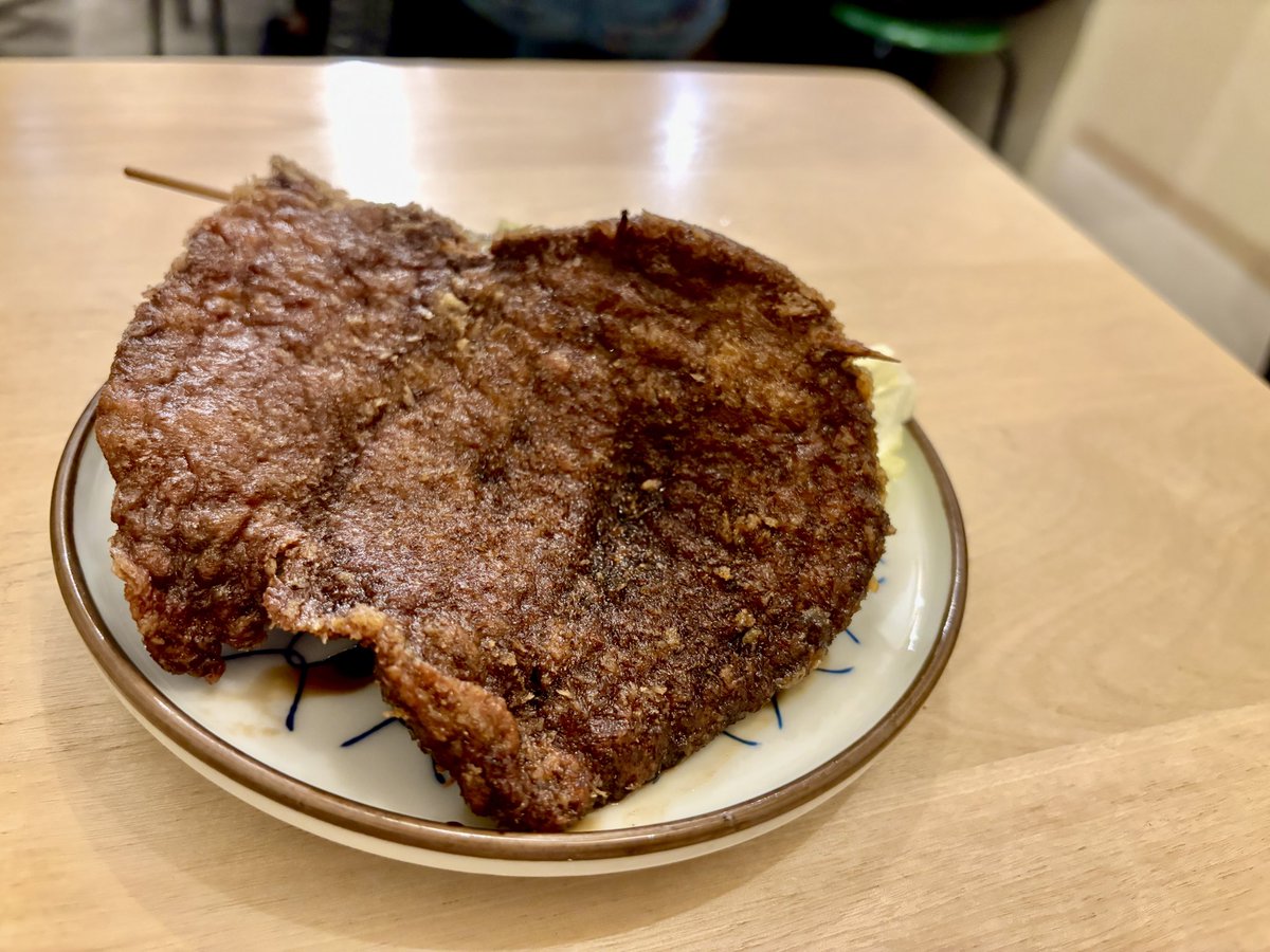 mosao_style's tweet photo. 裏天神の「庶民の酒場 大富豪」。
なんか最近人気らしいので行ってみた。瓶ビールのグラスがエモいねw 桃屋の江戸むらさき的な大富豪ww
アテは、レバカツ、鯖ラッキョマヨ、串を数本、あとモツ煮込みね。いやはや、ちょい飲みアテがヨキ！次から次へとお客さんくるよね〜 https://t.co/MzPi1QmTyJ