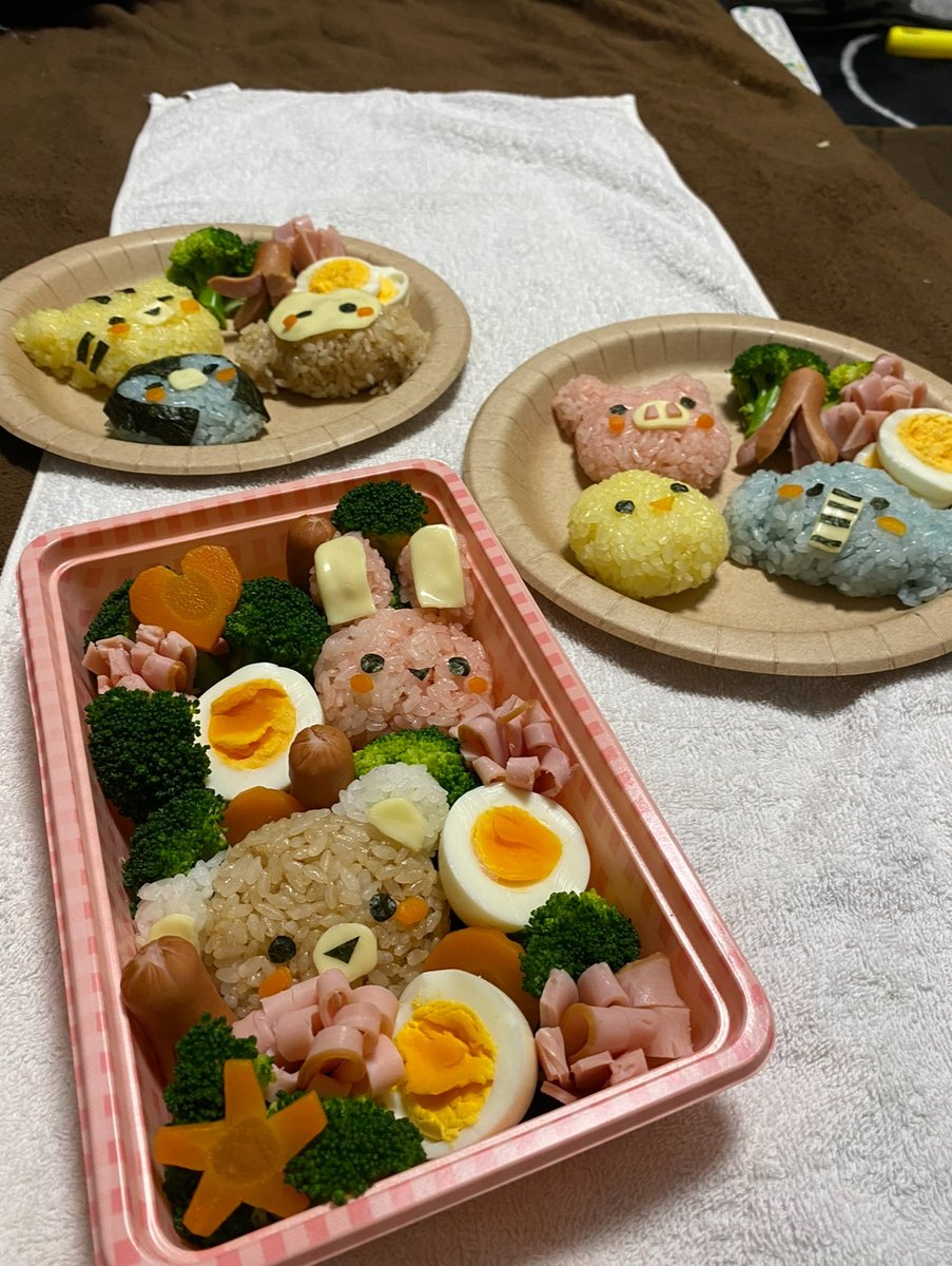 lin103uz's tweet photo. グラフィックデザイン専攻の課題 https://t.co/gxuPsNu2OG