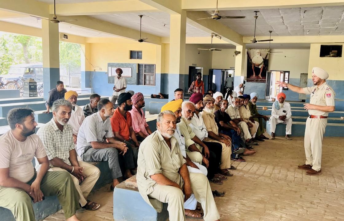 SangrurPolice's tweet photo. ๐ฆTraffic Education Cell of #SangrurPolice conducted an awareness seminar at Truck Operator Union #Sunam to educate the drivers about traffic rules, #RoadSafety, adverse effects of Drugs, emergency #Helpline 112 and the #SafePunjab Anti-Drug Helpline 9779100200
#TrafficAwareness https://t.co/J38bEvO1Ei