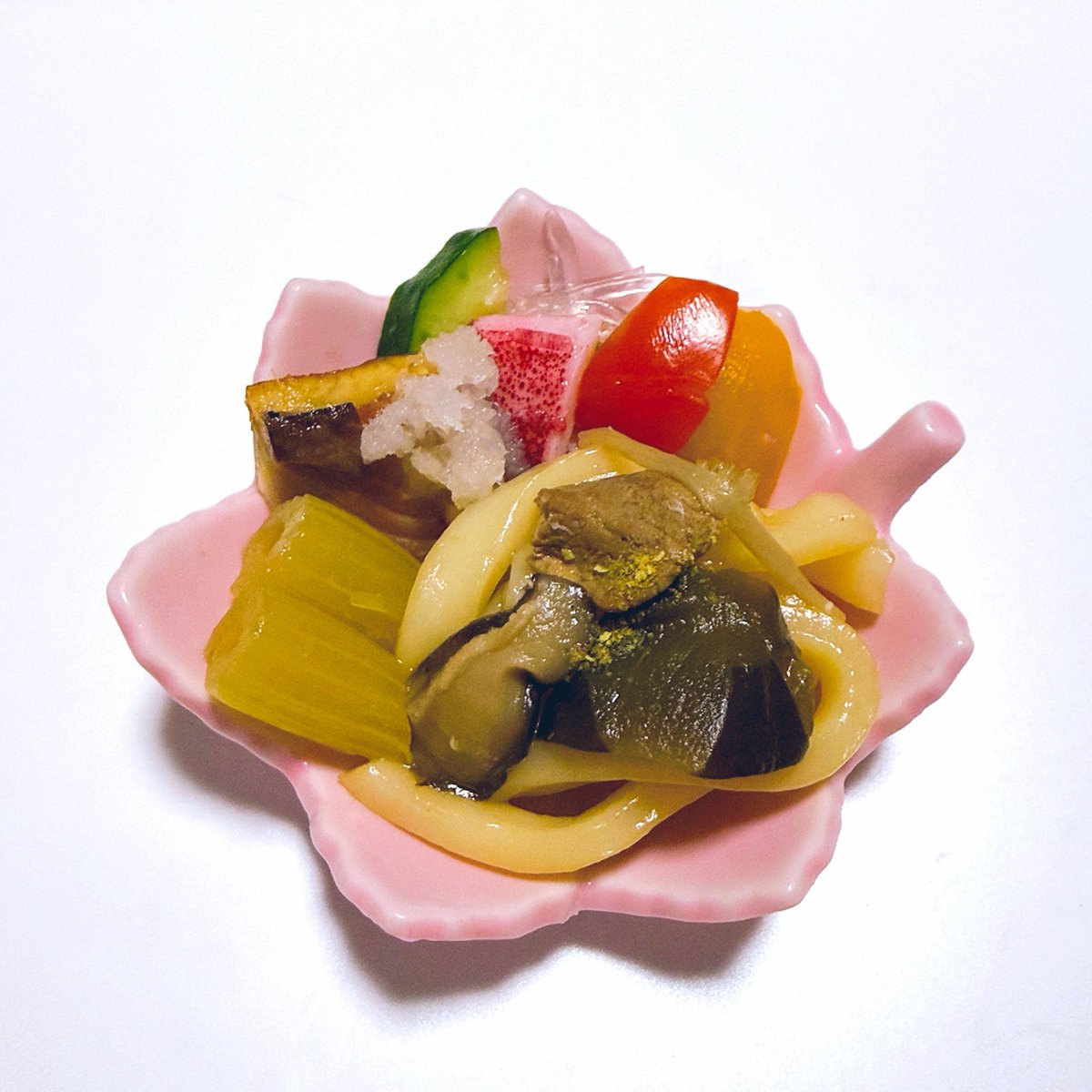 さらだ
きゅうり
ぼいるいか
あかとまと
きいろとまと
とうめいかいそう
かますのしおやき
ぐだくさんうどん

とれたてふきのにもの

“ヤツら”のめし。「くえ！」