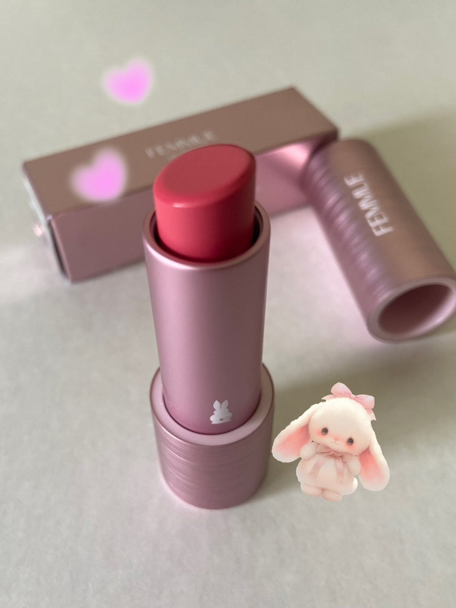 ryokuchacchi's tweet photo. #PR
LIPSのプレゼント企画に当選し、FEMMUEのル・ルージュをいただきました💕
901 アイコニックピンク
パッケージのデザインも色味も可愛すぎる‼︎
リップ塗ると唇荒れやすいんだけど全然荒れなくてとても嬉しい
#LIPSプレゼント
#FEMMUE https://t.co/ChBgc7sBfW