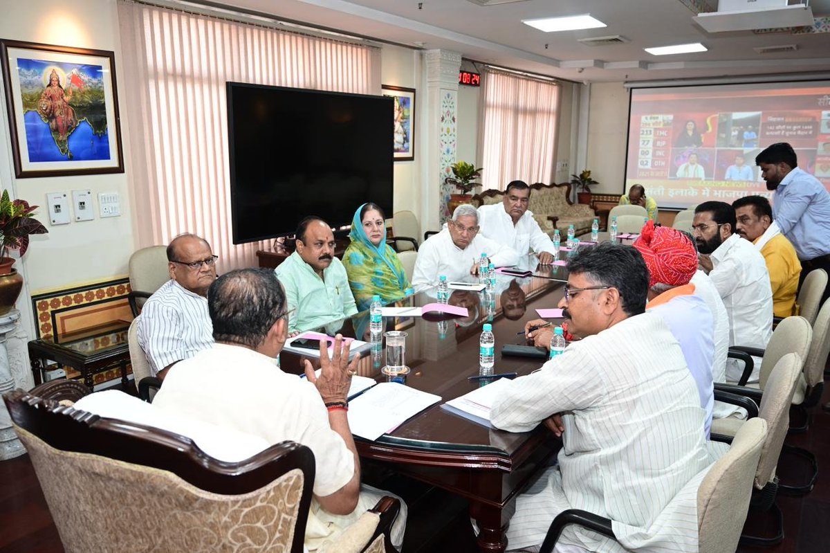 1stIndiaNews's tweet image. #Jaipur: विधानसभा स्पीकर वासुदेव देवनानी ने बुलाई समितियों के सभापतियों की बैठक  

बैठक में नेता प्रतिपक्ष टीकाराम जूली, सभापति गणों में कालीचरण सराफ, राजेन्द्र पारीक, अर्जुन लाल जीनगर, फूल सिंह मीणा...  

#RajasthanWithFirstIndia @VasudevDevnani @TikaRamJullyINC @yogesh2727sh1