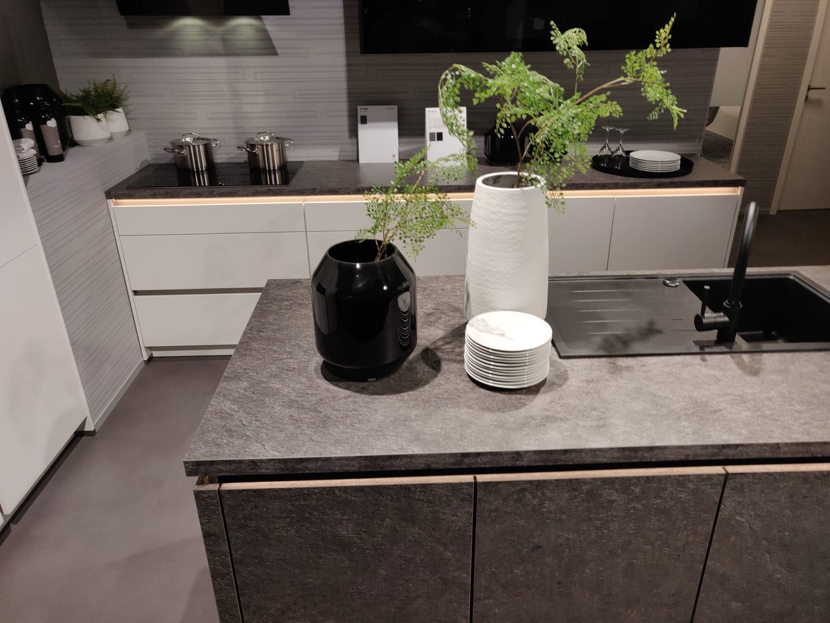 inOneKuechen's tweet photo. Clean, modern und einfach zeitlos
Die Kombination aus hellen Fronten und dunkler Arbeitsplatte sorgt für genau die richtige Balance zwischen Eleganz und Gemütlichkeit.
➡Hol dir den Look nach Hause- https://t.co/4FRwskytE4

#kücheninspo #modernkitchen #interiorinspo #küchendesign https://t.co/JBKOyBenJL