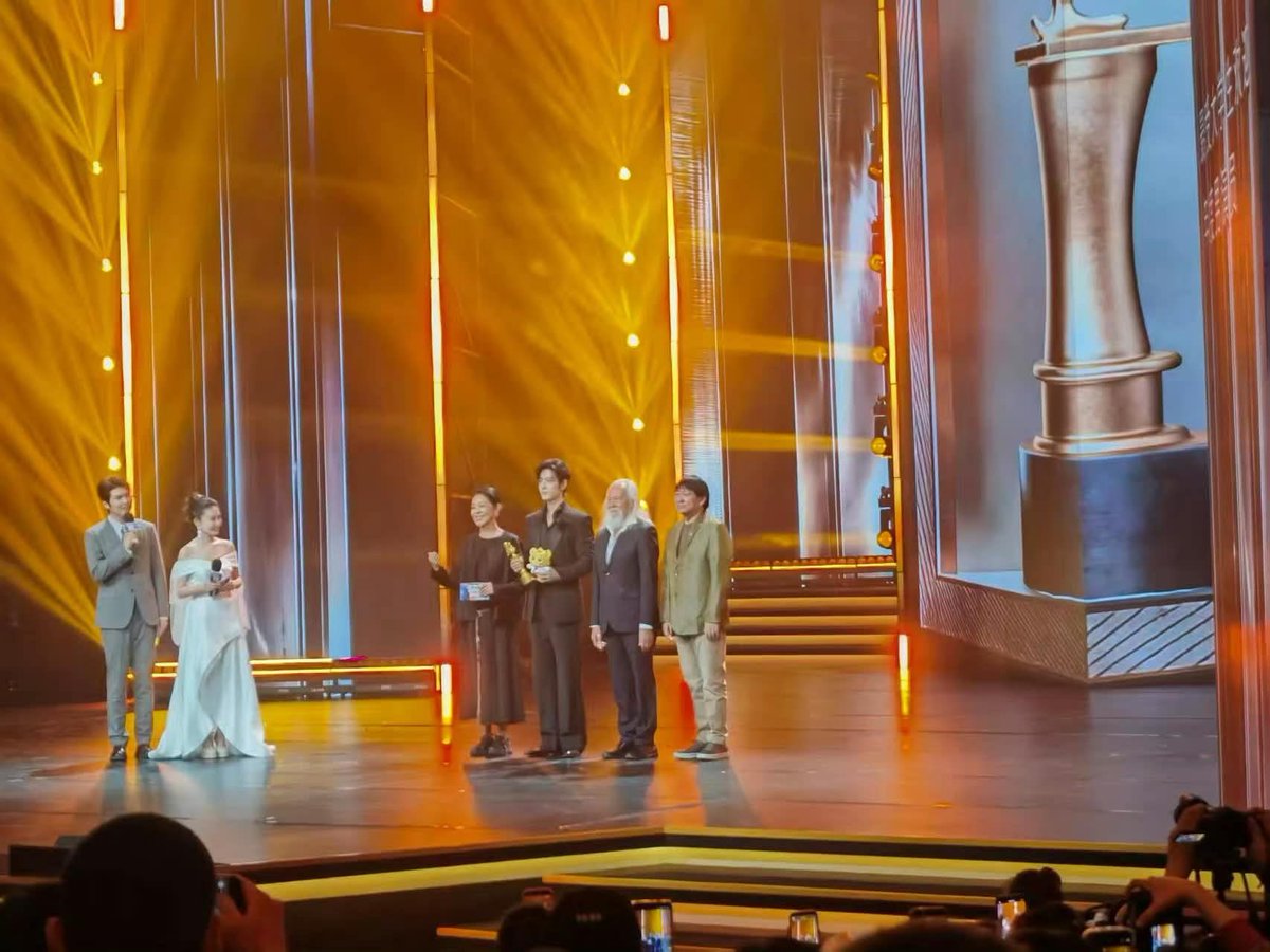 xzmelons's tweet image. #XiaoZhan on stage taking his award as the best actor at this year edition of College Students Film Festival 🔥
Congratulations! Wishing you more and more recognitions in the future!