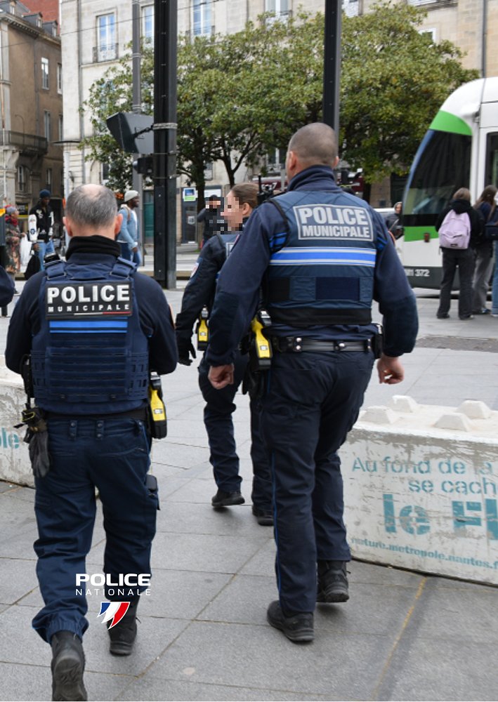 PoliceNat44's tweet image. #Protéger |Ce midi, centre-ville de #Nantes, un policier hors service est approché par un individu lui proposant des stupéfiants.
Il alerte immédiatement les policiers municipaux en patrouille, ils interpellaient L’individu qui était en possession de plusieurs cocottes d’héroïne.