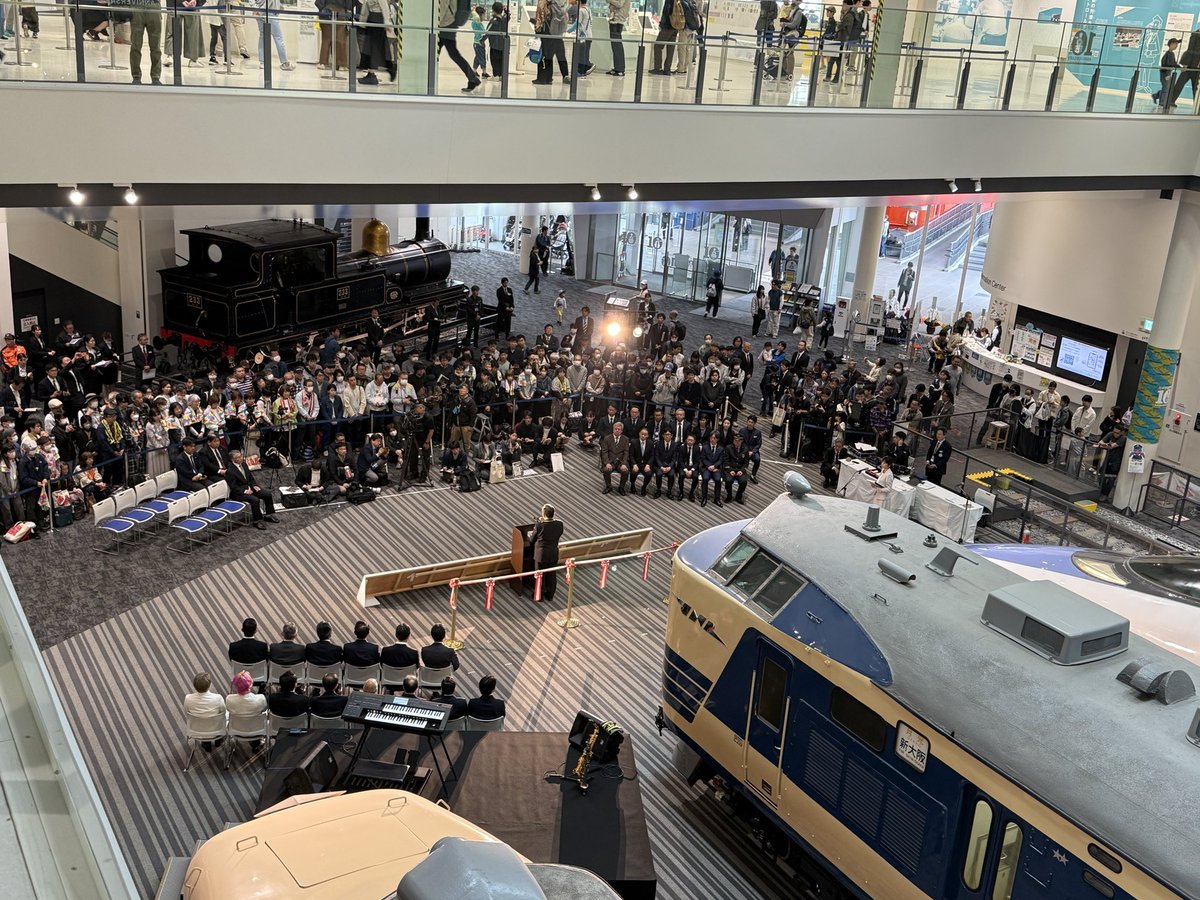 OOSEDOCHISHIMA's tweet photo. 京都鉄道博物館10周年記念イベント
大瀬戸千嶋ゲスト出演でした！
たくさんの方が来館されセレモニーも、記念ライブも素晴らしい時間となりました
本日より毎日閉館時に流れる『別れのワルツ』が #大瀬戸千嶋 の演奏音源となる事も発表。引き続き京都鉄博と共に我々も歩んでいきます、感謝♫
#京都鉄博 https://t.co/1xGD90i2rf