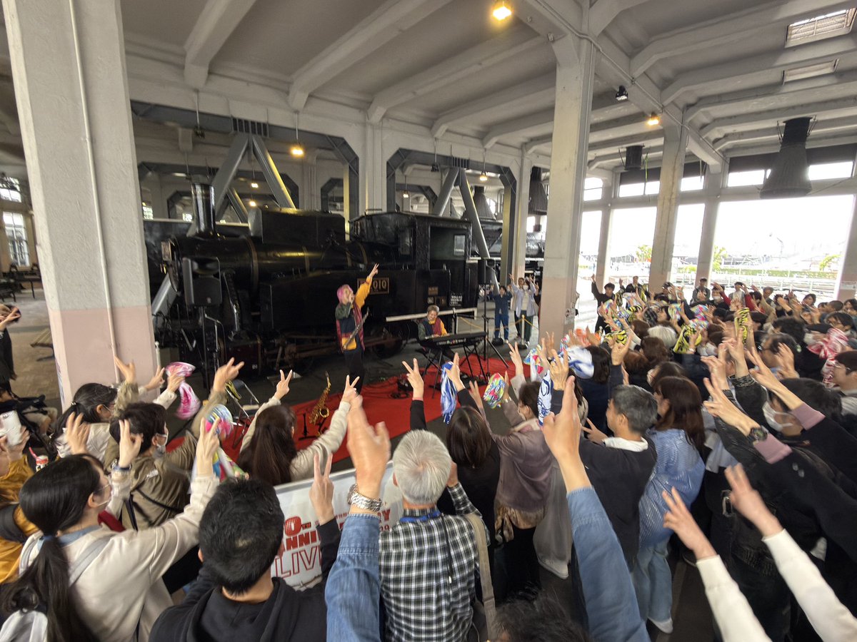 OOSEDOCHISHIMA's tweet photo. 京都鉄道博物館10周年記念イベント
大瀬戸千嶋ゲスト出演でした！
たくさんの方が来館されセレモニーも、記念ライブも素晴らしい時間となりました
本日より毎日閉館時に流れる『別れのワルツ』が #大瀬戸千嶋 の演奏音源となる事も発表。引き続き京都鉄博と共に我々も歩んでいきます、感謝♫
#京都鉄博 https://t.co/1xGD90i2rf
