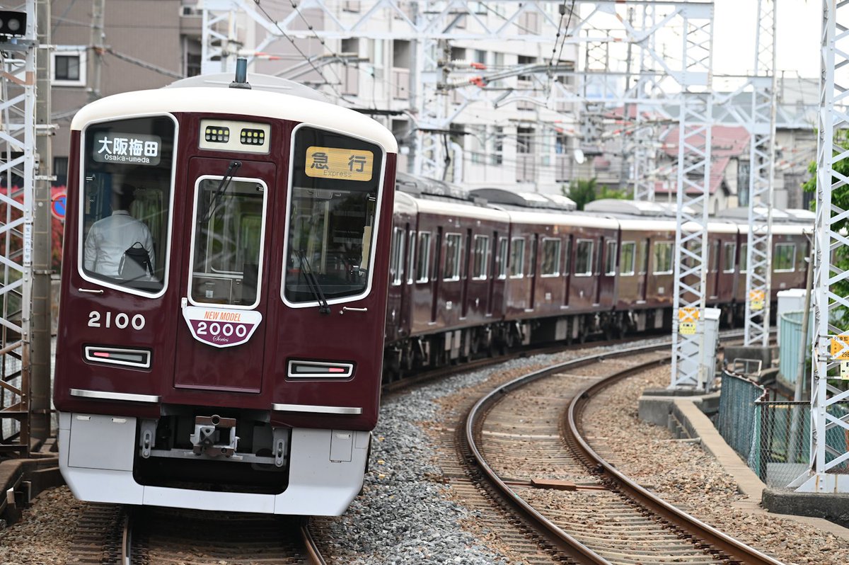 NS2062's tweet photo. C#2000の正面表示器不調？で行先表示が貼り紙対応となった今朝の2000F。
この状態で2往復程度運用したのち、雲花9:03発からは通常通り表示器が使用されていました。 https://t.co/RKv2Sw9Np1